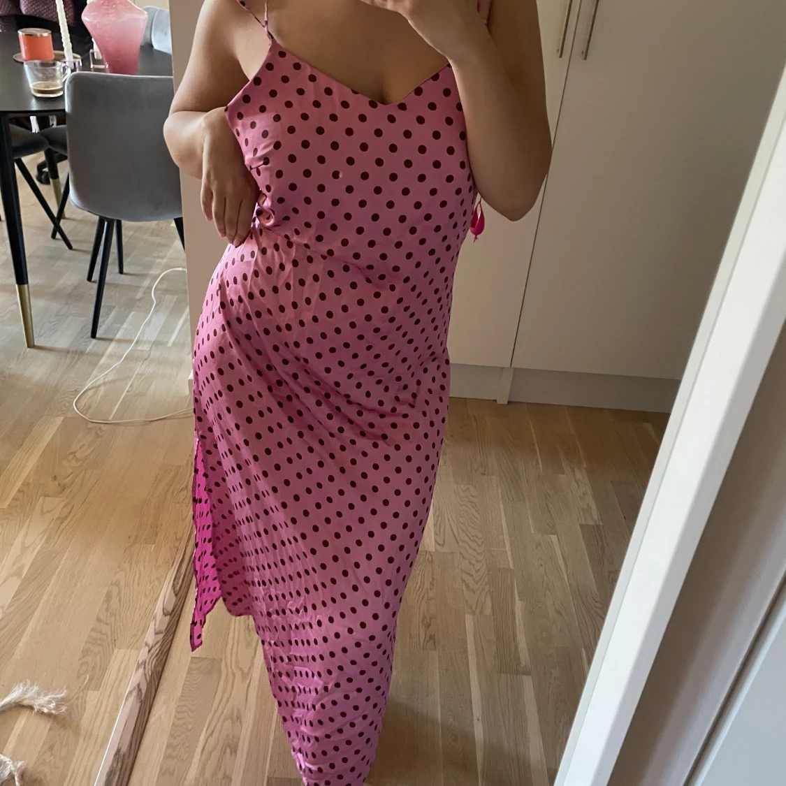 Rosa prickig klänning 