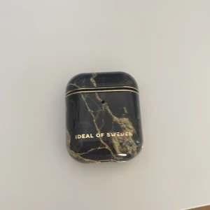 AirPods skal - Jättefint marmor skal till ett par AirPods, helt oanvända pga köpte fel modell💙