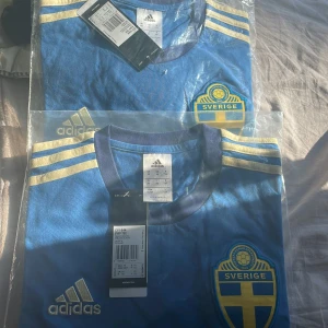 Sverige tröjor - Helt nya Sverige tröjor. Säljer för 150kr men man kan köpa båda för 250kr❤️ Kom dm för frågor!