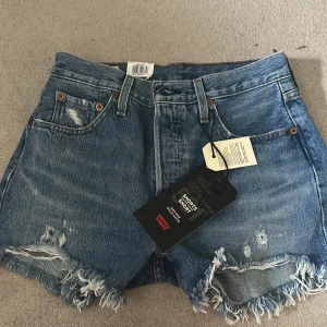 Levis shorts  - Säljer mina 501 LEVI’S shorts då dom är för stora på mig. Prislappen och allt är fortfarande på och dom har aldirg blivit använda 