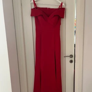 Balklänning  - Balklänning som jag hade på nians bal för massa år senare så bara använd en gång!❤️🤧väldigt fin!!! Är ca 165cm lång hade klackar på mig brukar ha S! Kan mötas i Stockholm och frakta❤️