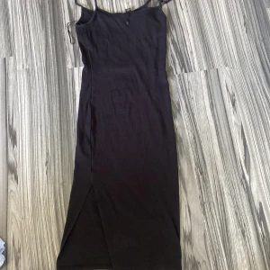 Klänning  - Svart klänning som man kan ha på sommaren. Storlek M/S och vi kan diskutera priset. Fri frakt står ej med.