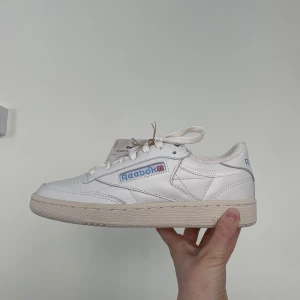 Reebok club C 85 vintage  - Superfina sneakers helt oanvända. För stora för mig tyvärr. Size 36.5 unisex så det är 23.6 cm. Min syrra som har storlek 38 kunde ha dessa. 
