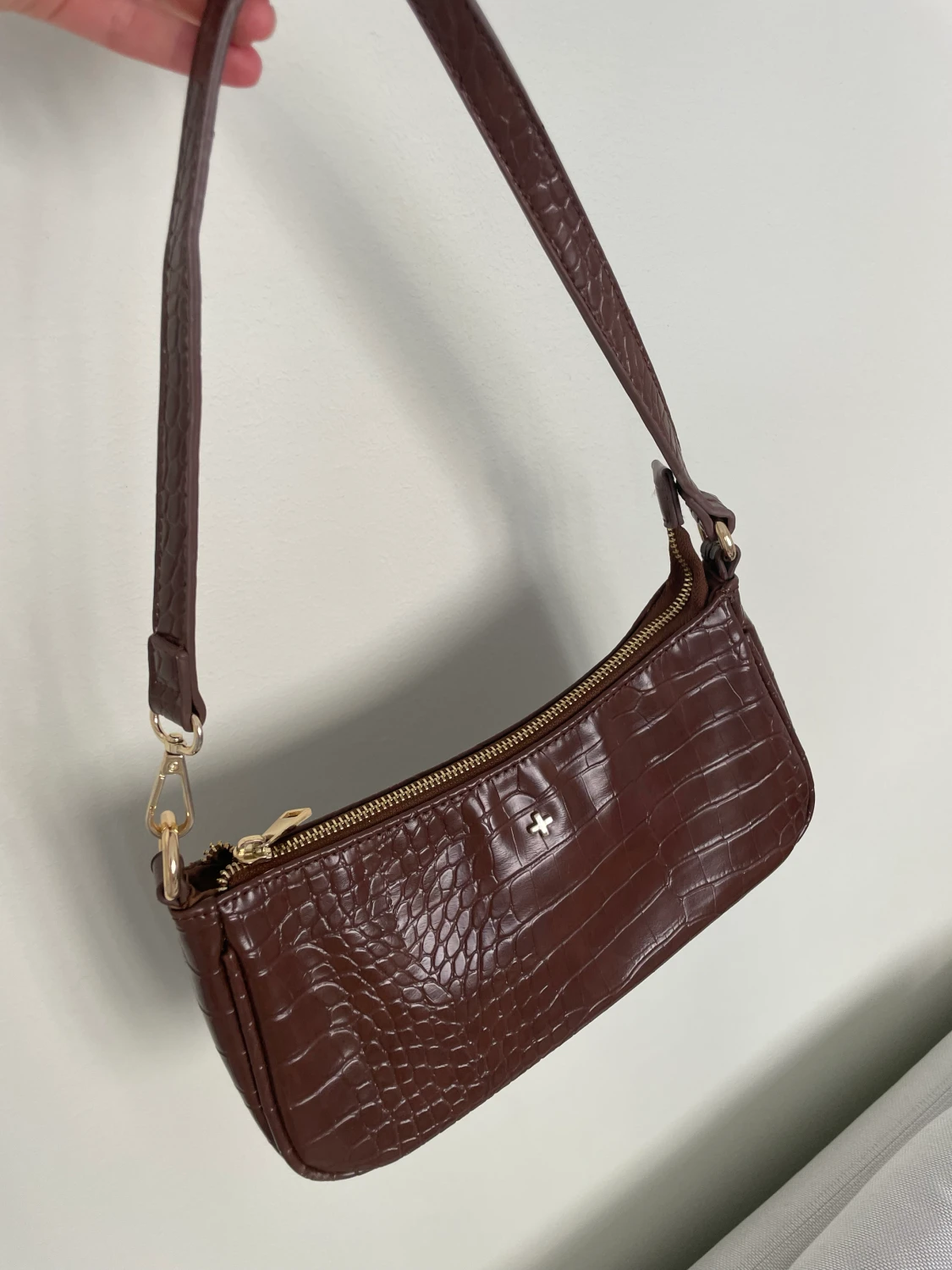 Brun handväska i fejk snake skin  - 90