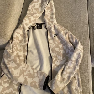 Värt att köpa!!! - Jätte skön att ha på sig,passar med typ allt,har luva och jätte fin