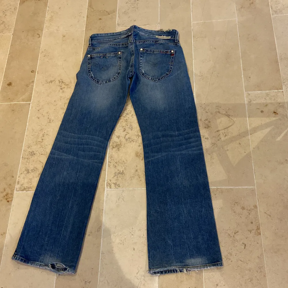 Fina lågmidjade jeans säljes för att jag inte känner mig bekväm med det. Fina och hela förutom längst ner vid hälen där dom är lite trasiga (se bilden).  Bra i längden och är inte för korta. . Jeans & Byxor.