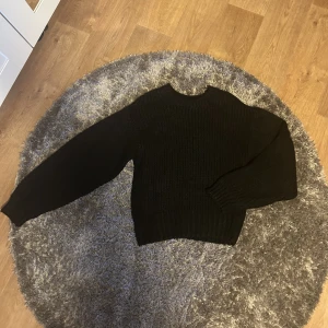 Stickad tröja  - Säljer denna svart stickade tröjan! Super skön o knappt använd🩷 strl S! Köpt för 300kr