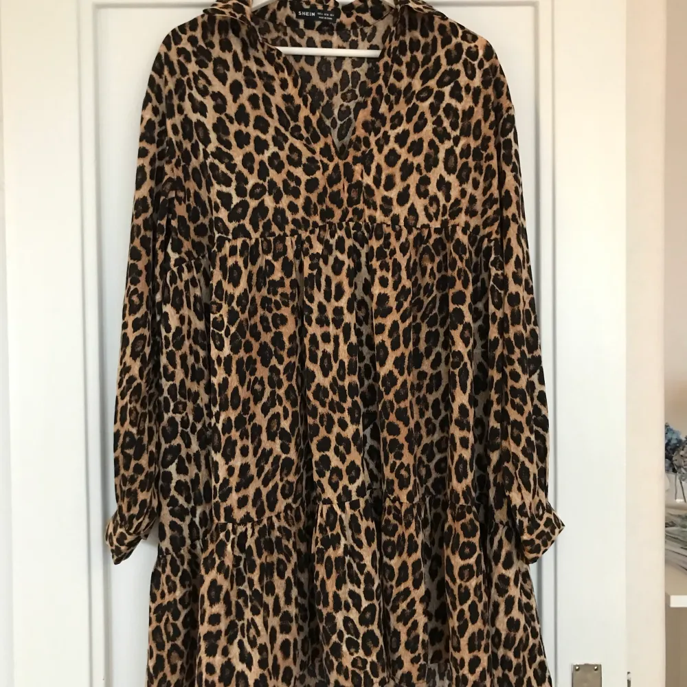 Snygg oversized klänning i leopardmönster. Nytt skick! Passar XS, S och M 😊. Klänningar.