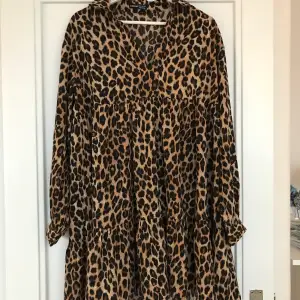 Snygg oversized klänning i leopardmönster. Nytt skick! Passar XS, S och M 😊