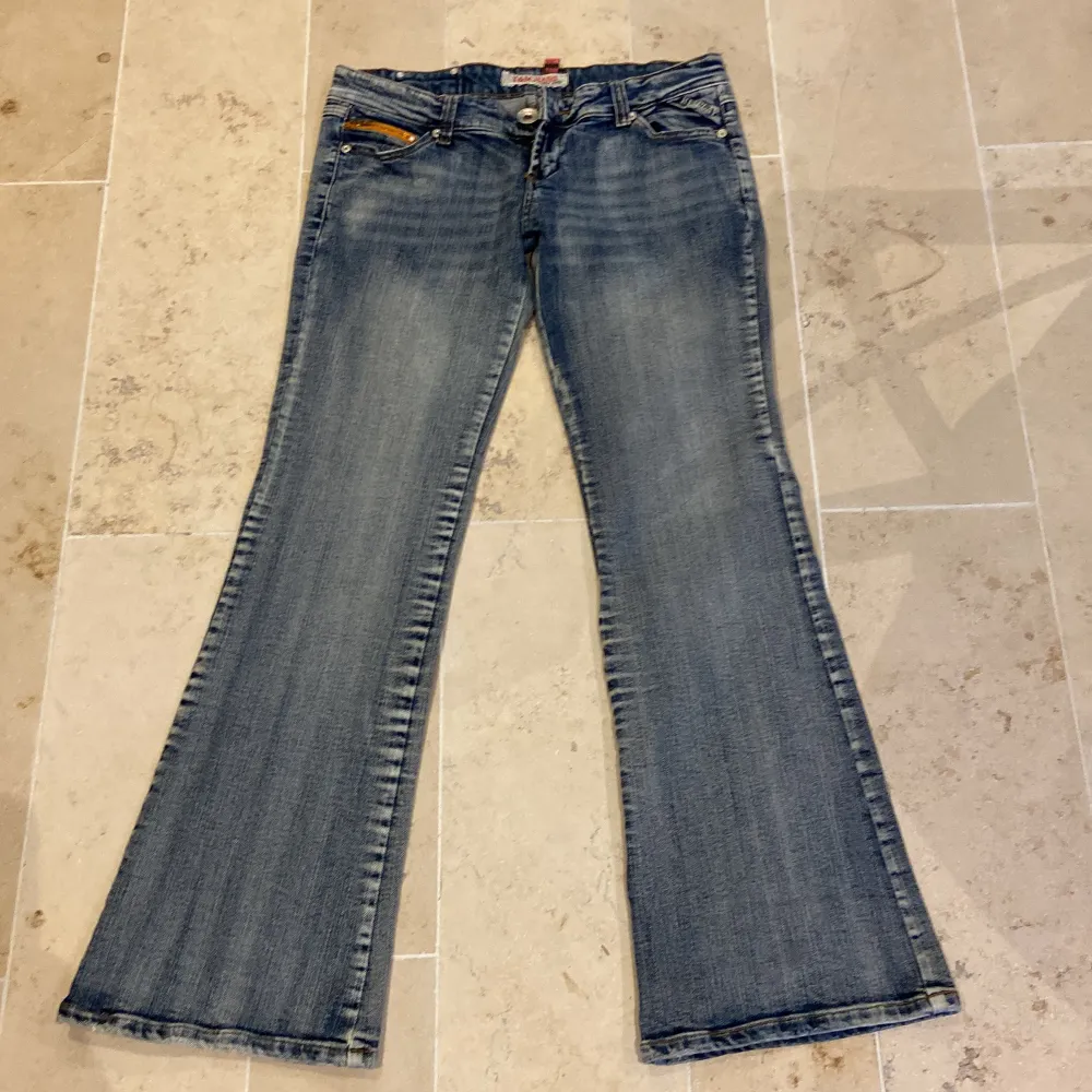 Bra,fina och hela jeans som säljes då jag inte trivs i lågmidjade. Bra i längden och bra i midjan. Passar även längre personer då jag är ganska lång. . Jeans & Byxor.