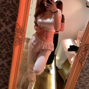 linnebyxor  - köpta för ett år sedan, tröttnar på dem och vill köpa vita iställer!! köpa ifrån hm❤️ skriv dör bilder o frågor 