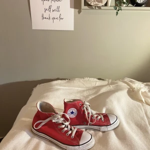 Röda höga converse 🥰💕 - Väldigt bra skick, använda sparsamt en sommar, storlek 34 men är stora i storleken så passar om du egentligen har storlek 35🥰💕
