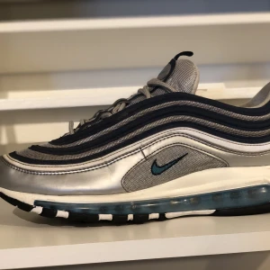Air Max - Säljer eller byter min air Max för jag är tamefan luspank, ja behöver pengar till grönt och blöjor till mina barn.  Skorna är i ruggigt skönt skick. Eftersom dem är en aina studsare modell e dem väldigt effektiva om man ska springa från grisen. MötsIsthlm