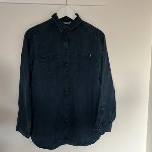 Lexington - Skjorta i jeans/denim liknande material. Är i mycket fint skick. Mörk marinblå färg.