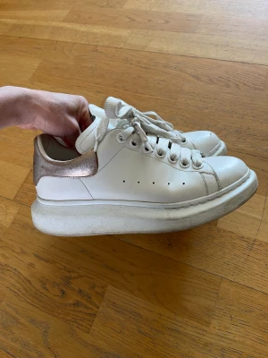 Alexander mcqueen sneakers  - VÄLDIGT SNABB AFFÄR 1200 ink frakt Sneakers, skor, från Alexander mcqueen. Stl 37. Bra skick, se bilder. Självklart äkta, se serienummer. Inget äkthetsbevis/tillbehör ingår (ni behvöet alltså inte fråga). PRISET STÅR I ANNONSEN