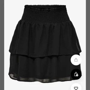 Svart kjol - Säljer min svarta volangkjol då den är för stor dessvärre☺️😅skriv för egna bilder!