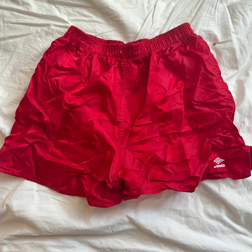 Shorts! I en röd färg fett chill! . Shorts.
