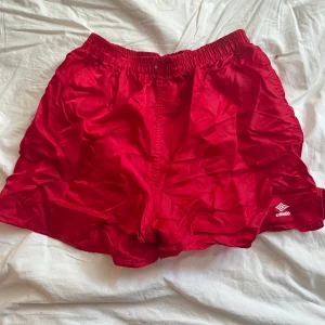 Shorts  - Shorts! I en röd färg fett chill! 