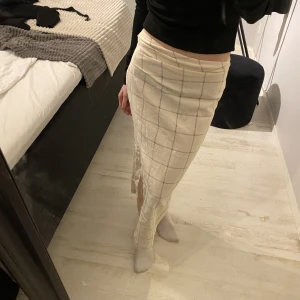 långkjol - fin och fräsch långkjol ifrån mango, perfekt till sommaren med en snygg bränna!! Helt oanvänd