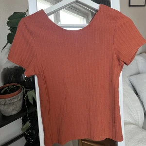 Roströd T-shirt  - Skick: använd Passar storlek S 