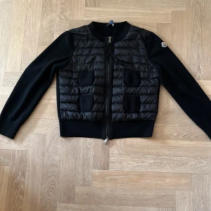 Moncler cardigen - Säljer min jätte fina Moncler cardigen äkta. Jag skulle även kunna byta mot en annan storlek om någon vill. Pris kan diskuteras. Säljer den för att den är för liten 