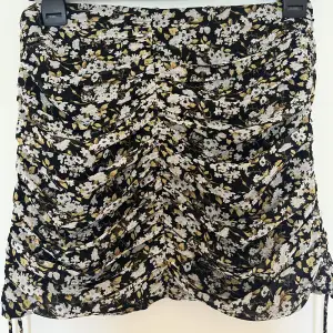 Säljer denna fina kjol från bikbok då den inte längre kommer till användning! 💓Dragsko på varje sida och även en dragkedja i bak!💓 säljer för 80kr + frakt💓storlek 38 men skulle säga att de är en 36 då den är lite mindre i storleken💓