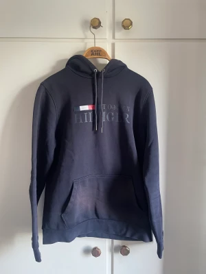 Tommy hillfiger hoddie - Timmy hillfiger hoddie. Nypris 1 100 kr. Skick 8/10. 