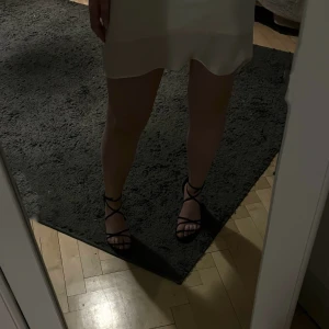 Klackar med snörning  - Superfina klackar från Nelly! Något stora i storlek, passar 37/38