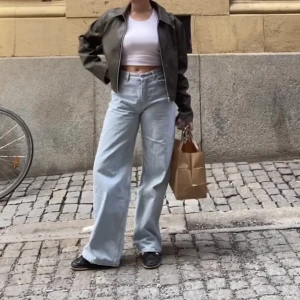 Jeans  - Jag är 163 cm lång. Dessa jeans har en väldigt ljusblå färg, de sitter väldigt bra över rumpan! 