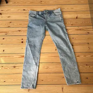 Säljer mina ljusblåa weekday jeans som aldrig är använda då det var för tighta för mig från början. Cond 10/10. Storlek 30/32