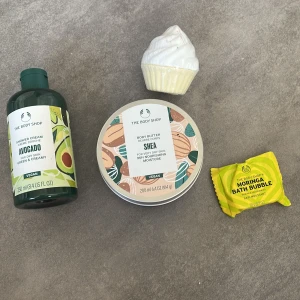 The body shop pack - Allt är oanvänt förutom dusch gelen, den har använts 1-3 gånger. Om du vill köpa allt blir det 250kr, bara shea body butter 165kr, bara dusch gel 70kr, bara cupcake badbomb 15kr och bara moringa bath bubble 40kr