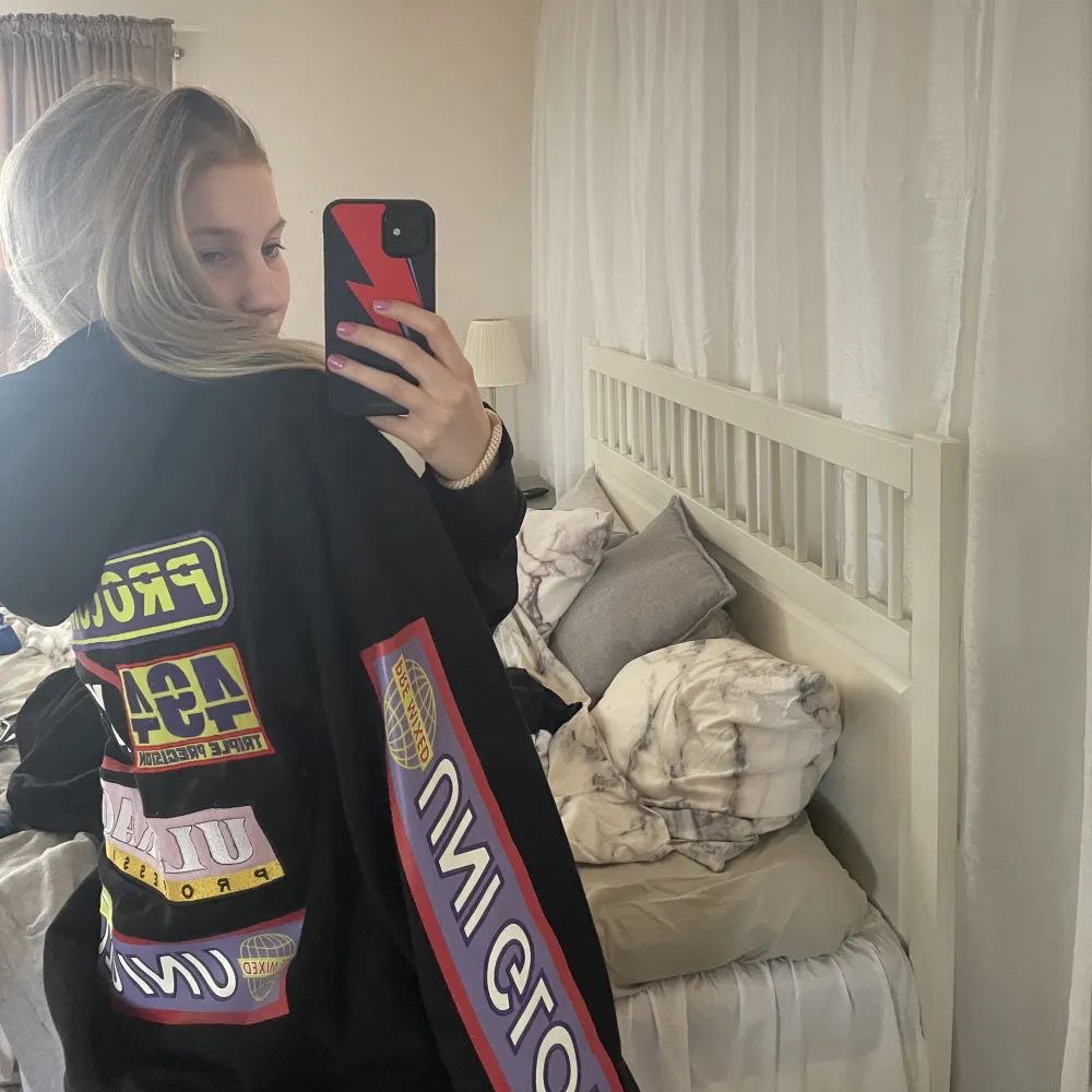 Cool hoodie frĂ„n weekdayđ«¶đ«¶med tryck pĂ„ armen och pĂ„ ryggen! Jag anvĂ€nder vanligtvis XSâ€ïž. Hupparit & Collegepaidat.