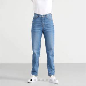 Jeans från Lindex, PAM mom high waist. Endast testade, aldrig blivit använda. Nypris är cirka 450-400kr.