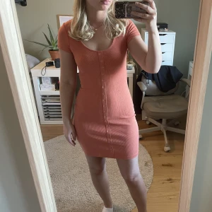 Orange klänning - Orange klänning från bikbok. Bra skick!