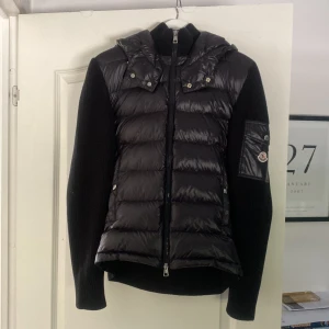 Moncler cardigan  - Säljer en jättefin moncler cardigan, säljer den då den inte riktigt faller mig i smaken bara använd några gånger. [Skick: 10/10] [Pris: 4000:-] Bara höra av sig vid frågor och funderingar. 