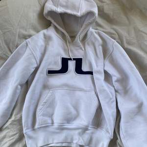 Snygg hoodie ifrån J.lindberg. Storleken är XL! För frågor och information skriv till mig här på Plick!😎👍