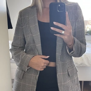 Rutig kavaj - Rutig kavaj från H&M. Längre i modellen. Storlek 38