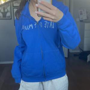 En satte of Mind zip hoodie i storlek S som jag inte längre använder och gärna vill sälja! Skriv om ni undrar över något🫡🤗