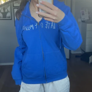 Zip hoodie - En satte of Mind zip hoodie i storlek S som jag inte längre använder och gärna vill sälja! Skriv om ni undrar över något🫡🤗