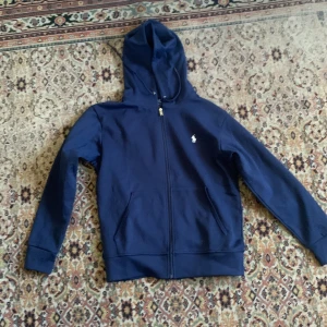 Ralph lauren zip hoodie - Fick den i present av en kompis förra året har inte blivit andvänd en gång. Har blivit tvättad när jag fick den. Den är i nyskick. Mitt pris 600kr. Kan diskutera priset vid snabb affär