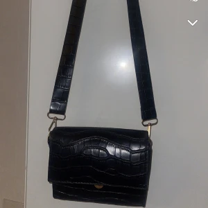 Väska  - Snygg väska som sällan är använd! Ett stort fack! 🖤