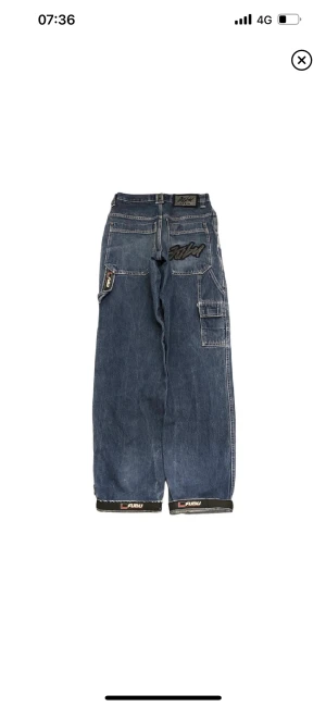 FUBU jeans - ! lånade bilder ! Intressekoll på dessa feta jeans från märket FUBU. Ordentligt jeansmaterial, som nya i skicket. Storlek W29, typ S. Älskar modellen och detaljerna!! hoppas någon får bättre användning för dem. Priset kan diskuteras! 