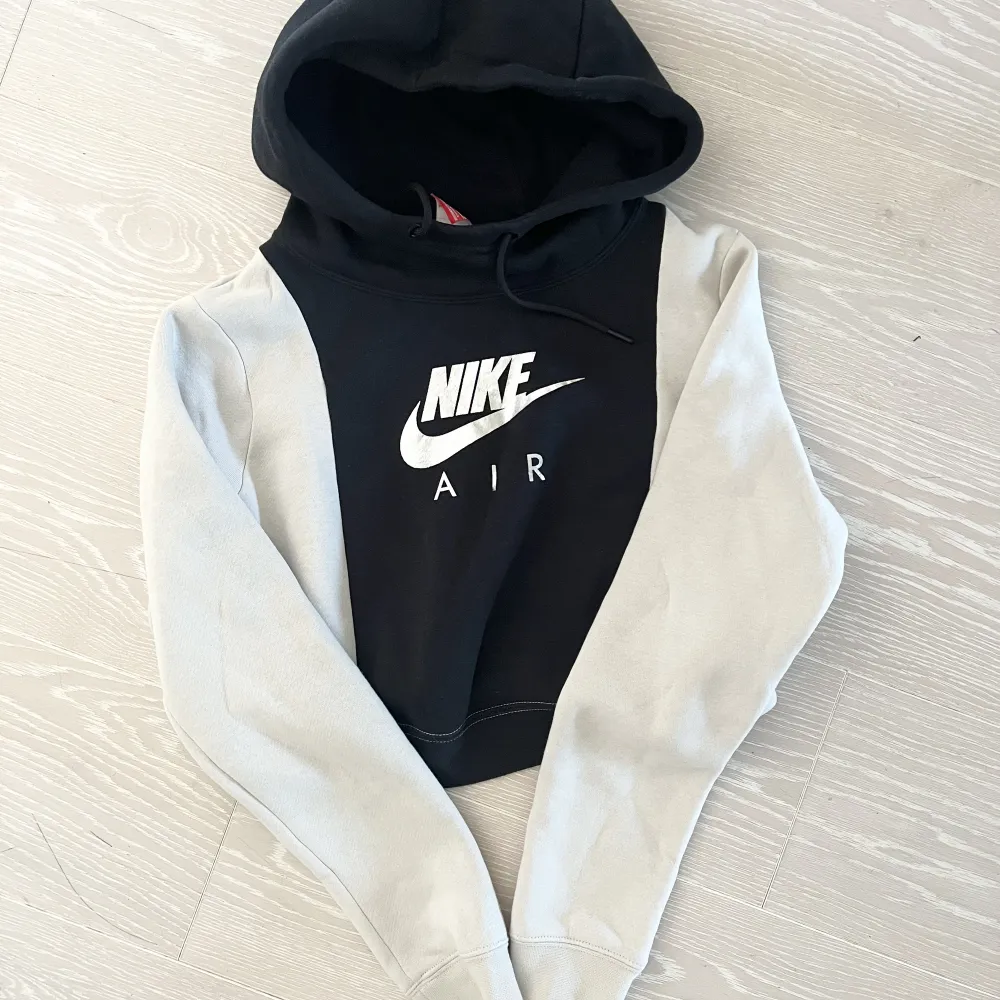 En cropped hoodie från Nike storlek medium men liten i storleken så passar nog bättre på någon som har small. Nyskick!!. Hoodies.