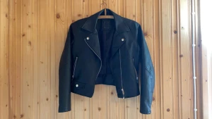 Skinnjacka - säljer för har vuxit ur den, storlek 158/xs, bra skick knappt använd och inga skavanker