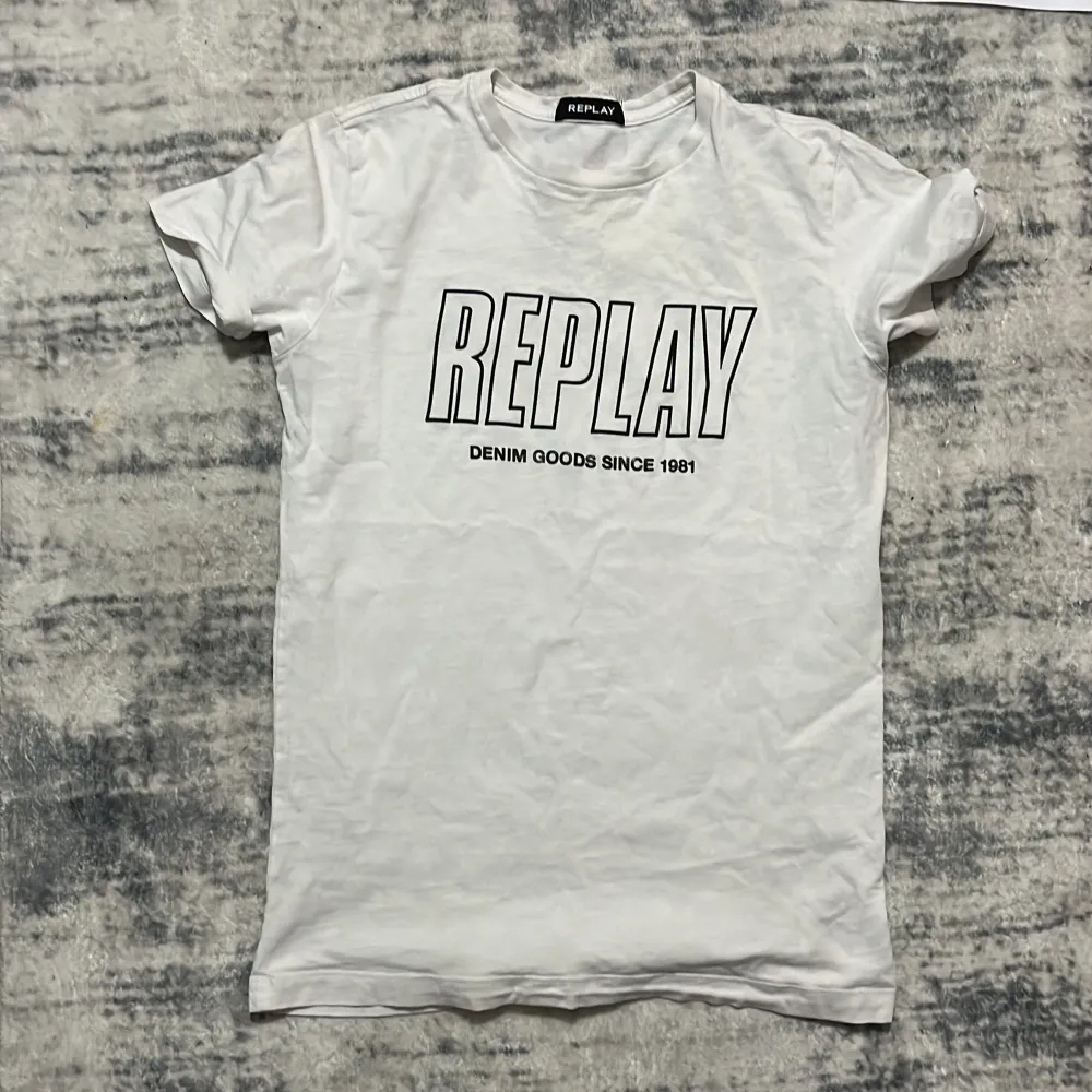 Säljer min gamla Replay tröja, tröjan blev inköpt förra året men har inte blivit använd så mycket… Tröjan är i bra skick utan några skador eller fläckar. Kom dm vid intresse! Mvh Kevin. T-shirts.