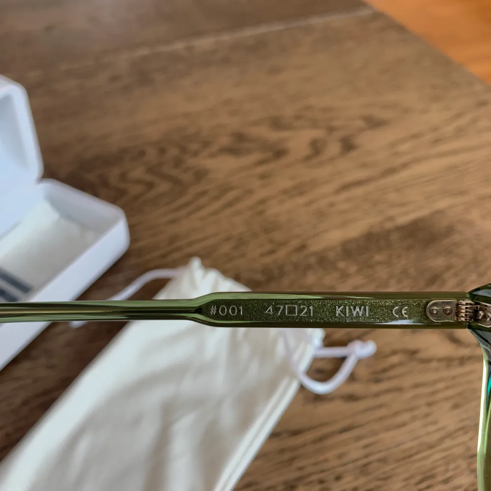 Chimi modell #001 i färgen ”kiwi” (grön). Glasögonen har spegelglas. Använt sparsamt, har inga repor eller skador. Tillbehör ingår!. Accessoarer.
