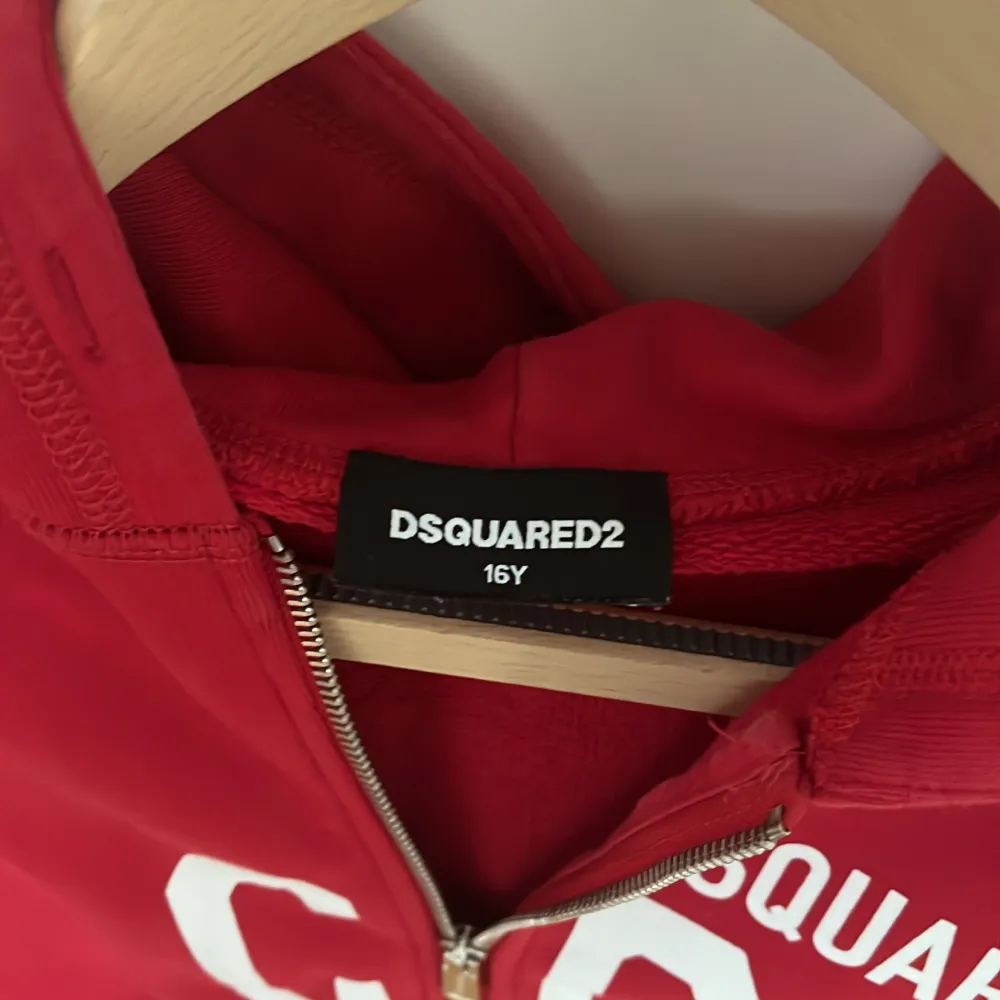 Skön DSQUARED2 zip hoodie i bra skick 8/10 till bra pros ordinarie pris 2700 mitt pris 1050. Hoodies.