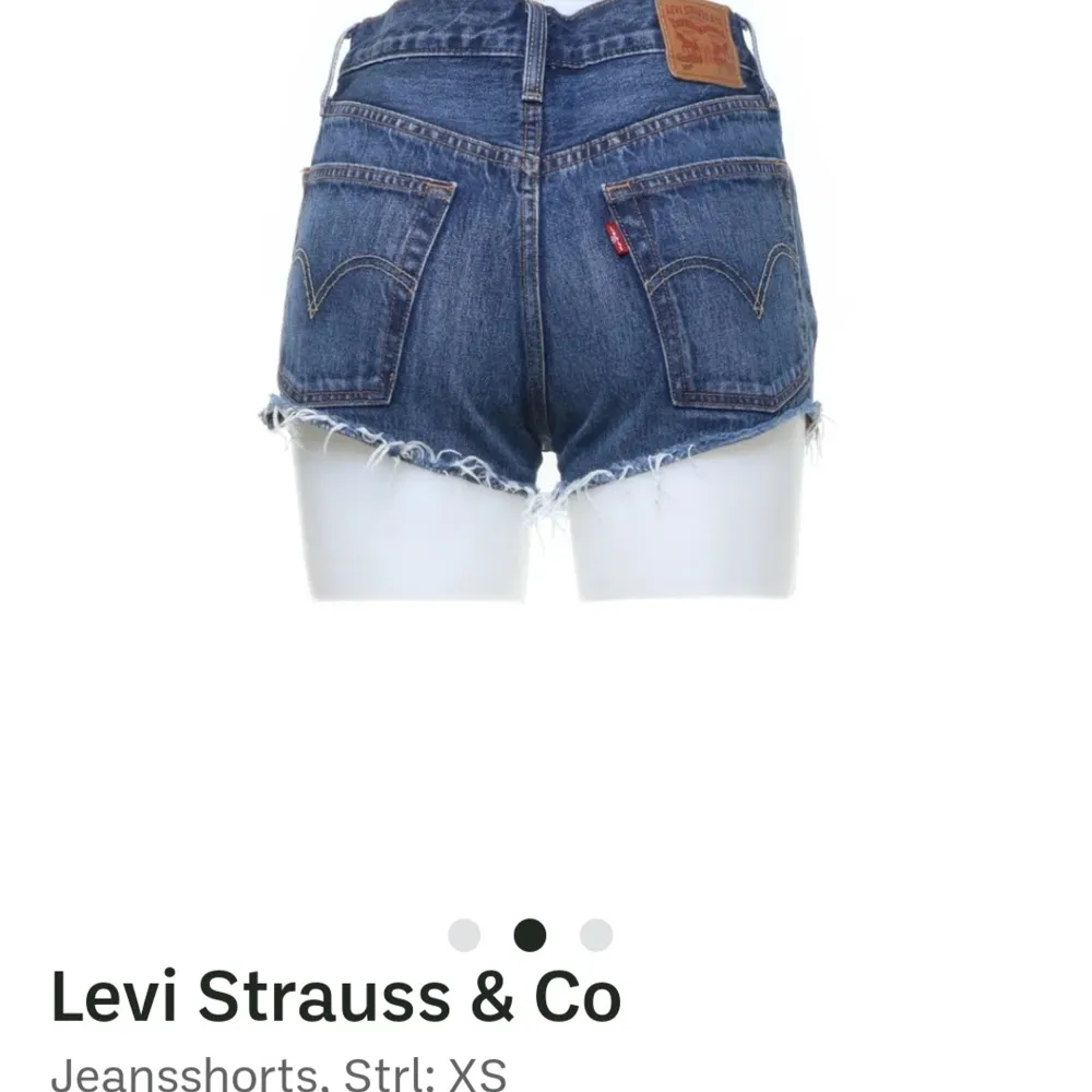 Levis shorts som jag köpte på sellpy men de passade inte annars så fina och så bra skick😇😍Nypris ca 700kr. Pris kan diskuteras.. Shorts.