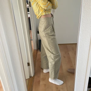 Kostymbyxor &otherstories  - Superfina kostymbyxor från &othterstories som tyvärr används för lite. Väldigt fint skick, kan behöva en strykning bara. Jag är 167cm