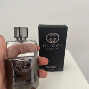 Gucci guilty parfym - Parfym köpt i London. Ungefär halva kvar och luktar manligt och fräscht. Edt